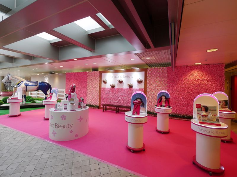 信興集團於沙田馬場會員區展示多款Panasonic Beauty產品，供在場人士親身感受家居美容體驗。